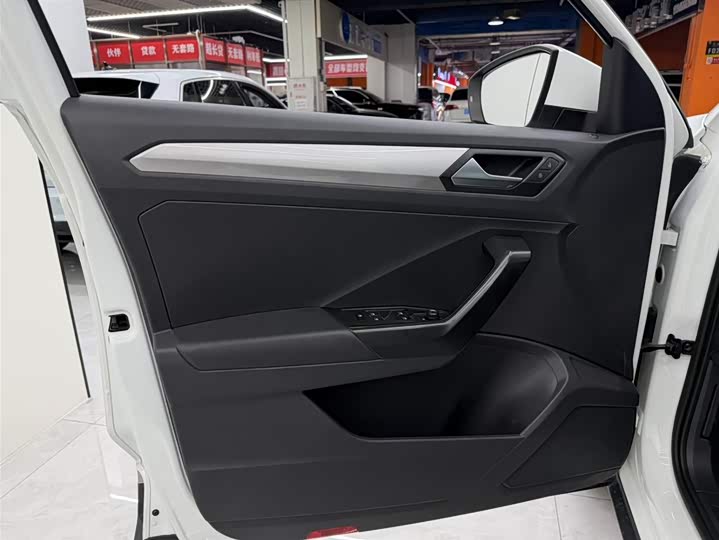 Фото 8 - Volkswagen T-Roc