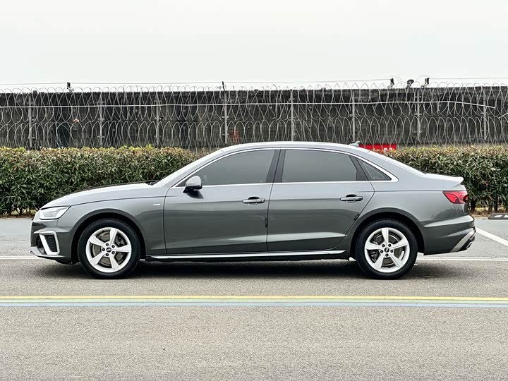 Фото 4 - Audi A4L