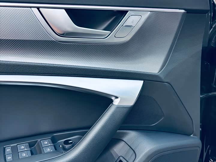 Фото 6 - Audi A6L