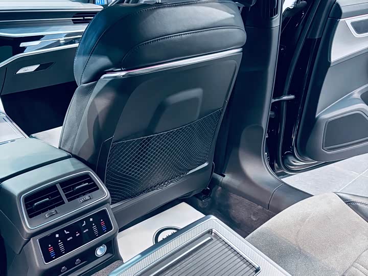 Фото 9 - Audi A6L