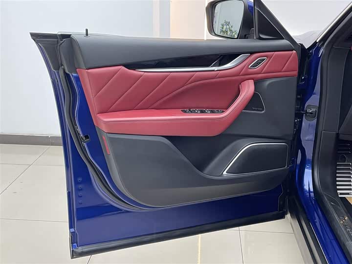 Фото 9 - Maserati Levante