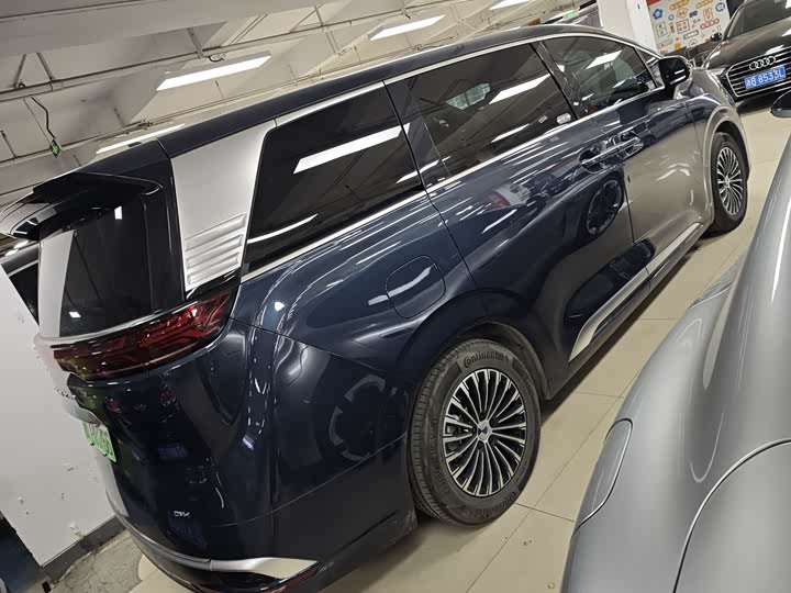 Фото 9 - Denza D9