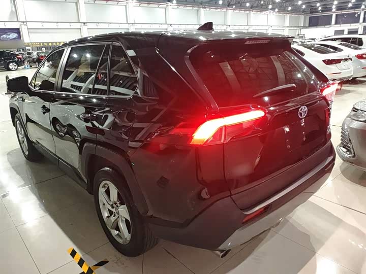 Фото 5 - Toyota RAV4