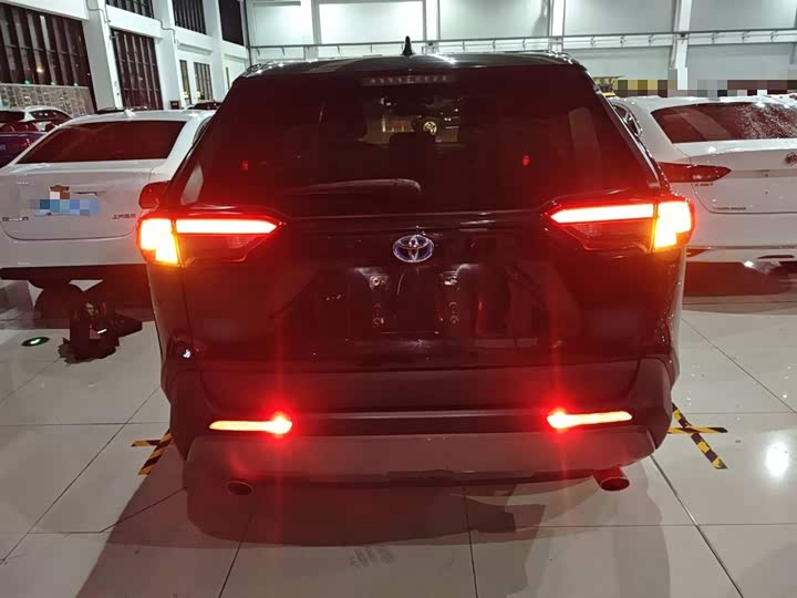 Фото 6 - Toyota RAV4