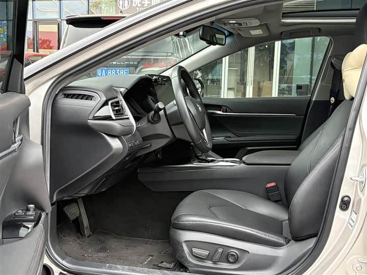 Фото 4 - Toyota Camry