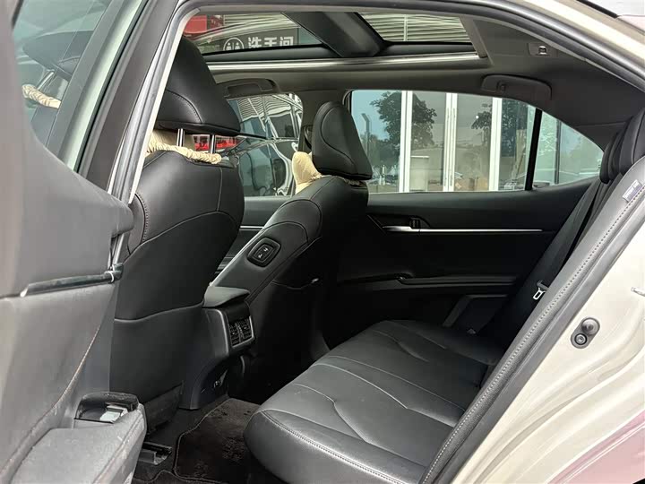 Фото 5 - Toyota Camry