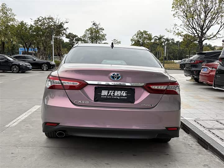 Фото 8 - Toyota Camry