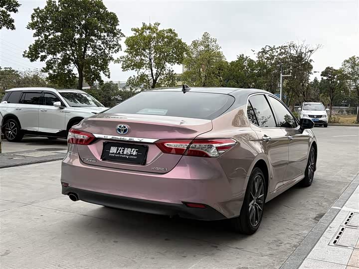Фото 9 - Toyota Camry