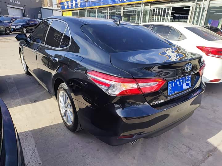 Фото 5 - Toyota Camry