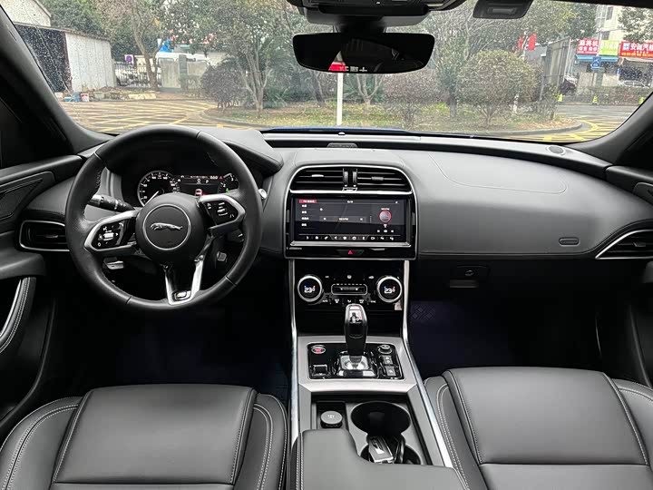 Фото 4 - Jaguar XE L