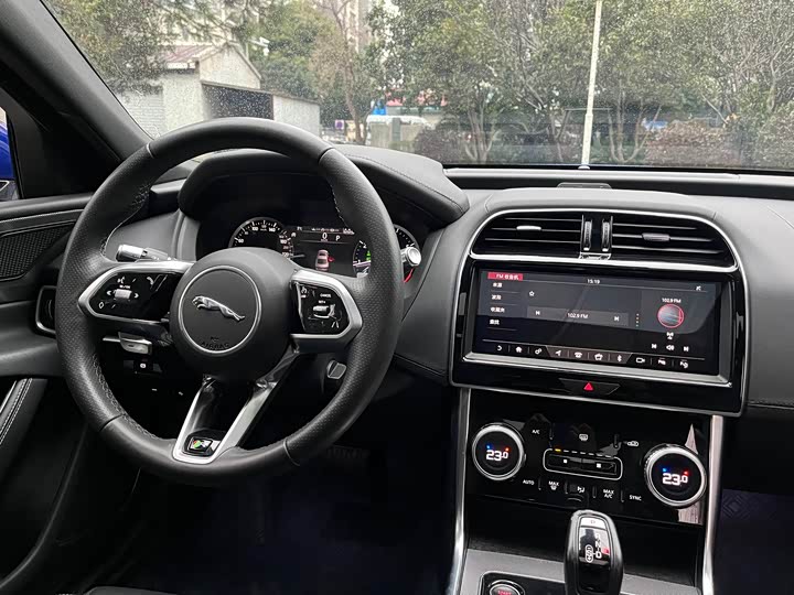 Фото 6 - Jaguar XE L