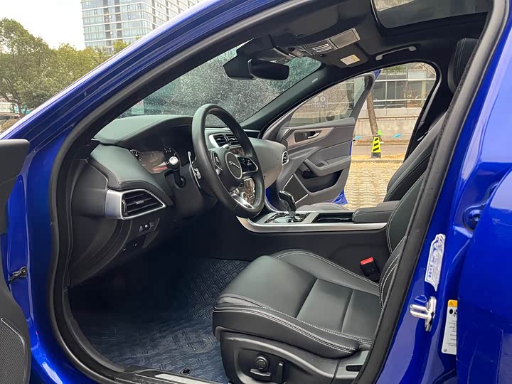 Фото 8 - Jaguar XE L