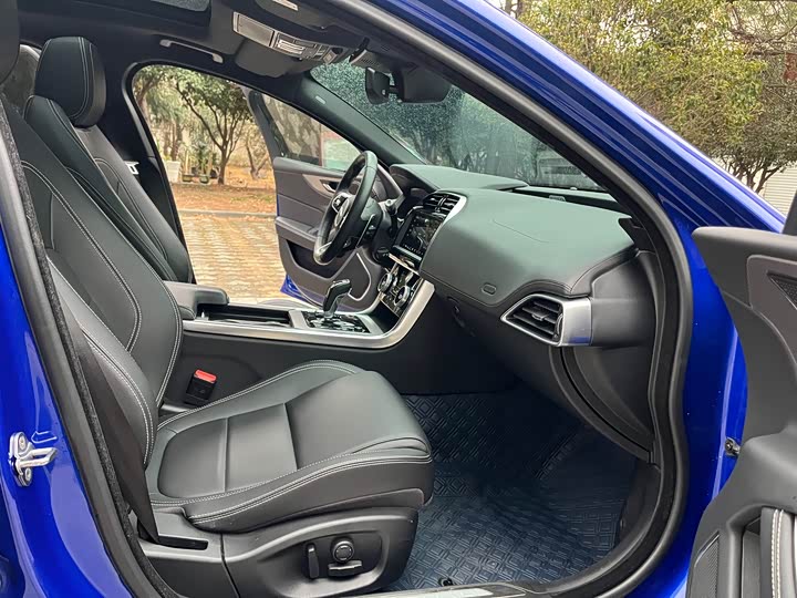 Фото 9 - Jaguar XE L