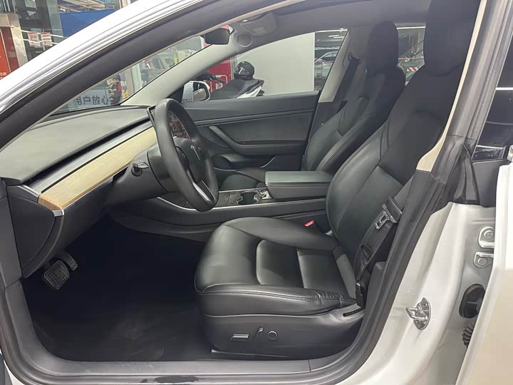 Фото 4 - Tesla Model 3