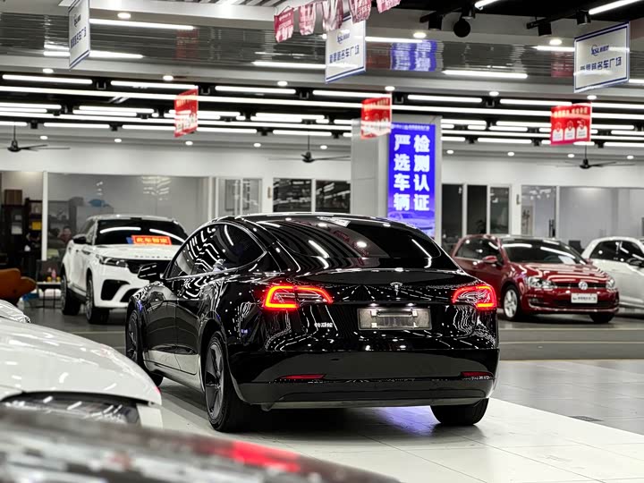 Фото 4 - Tesla Model 3