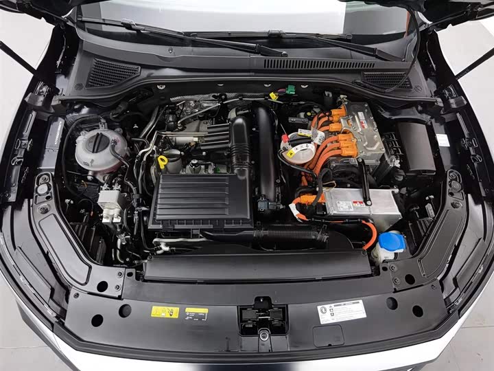 Фото 6 - Volkswagen Passat Hybrid