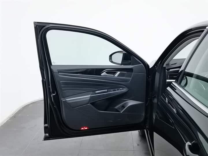 Фото 8 - Volkswagen Passat Hybrid