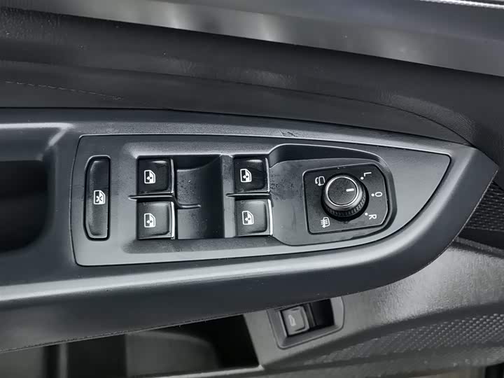 Фото 9 - Volkswagen Passat Hybrid