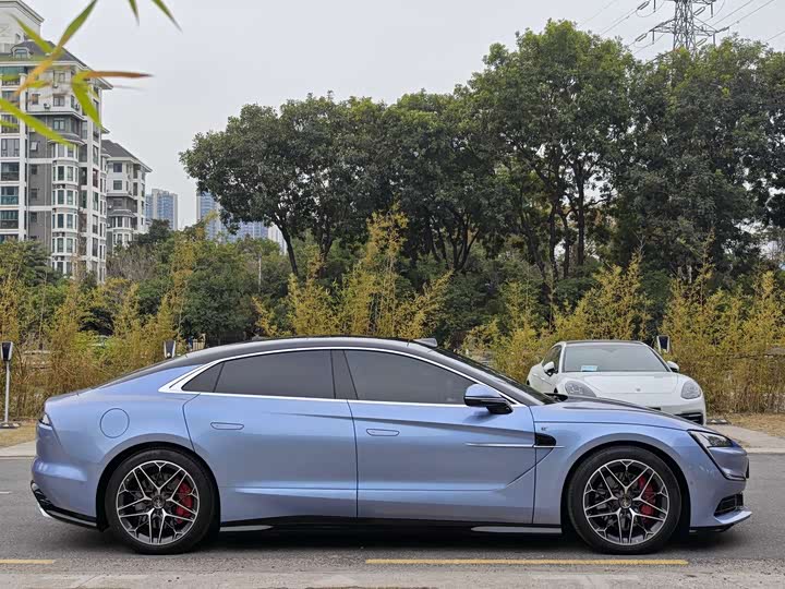 Фото 4 - BYD Yangwang U7