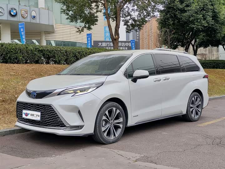 Фото 1 - Toyota Granvia