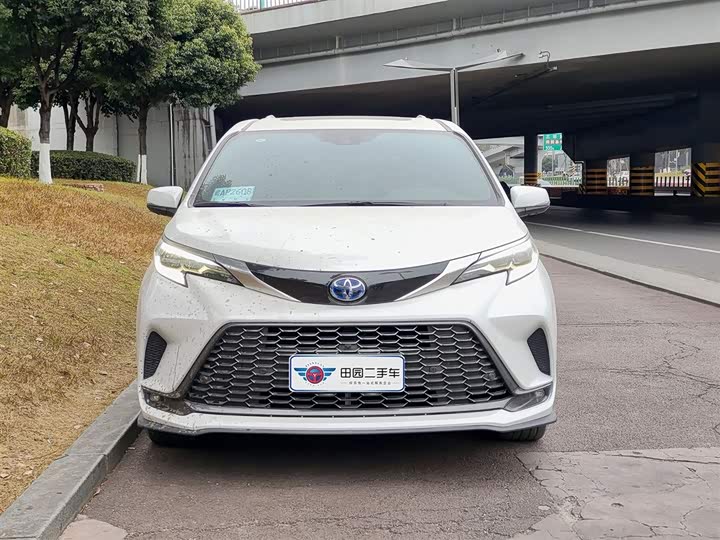 Фото 2 - Toyota Granvia