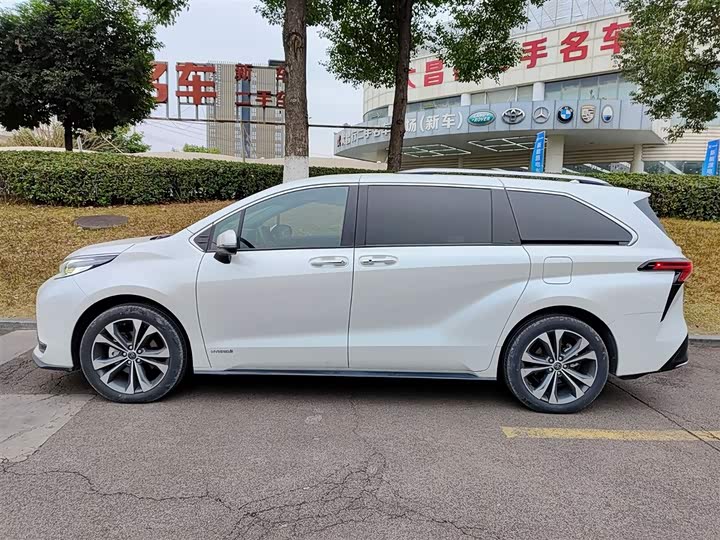 Фото 3 - Toyota Granvia