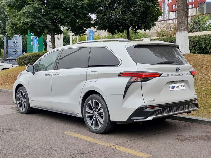 Фото 4 - Toyota Granvia