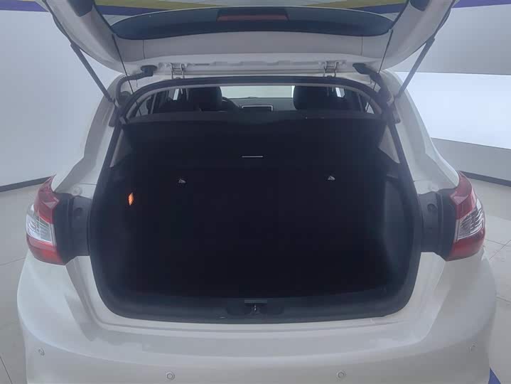 Фото 4 - Nissan Tiida