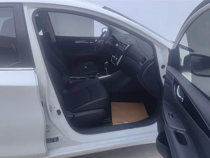 Фото 8 - Nissan Tiida