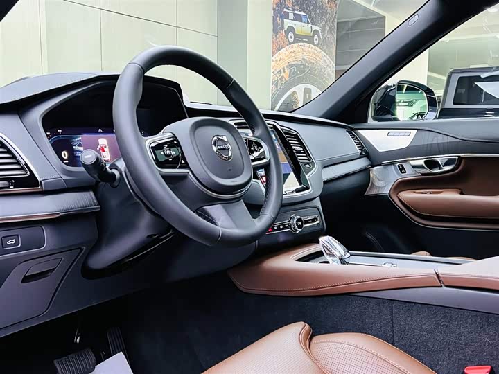 Фото 8 - Volvo XC90