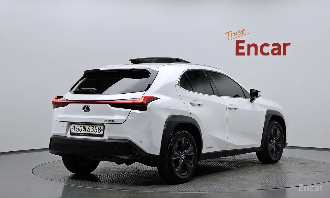 Фото 2 - Lexus UX