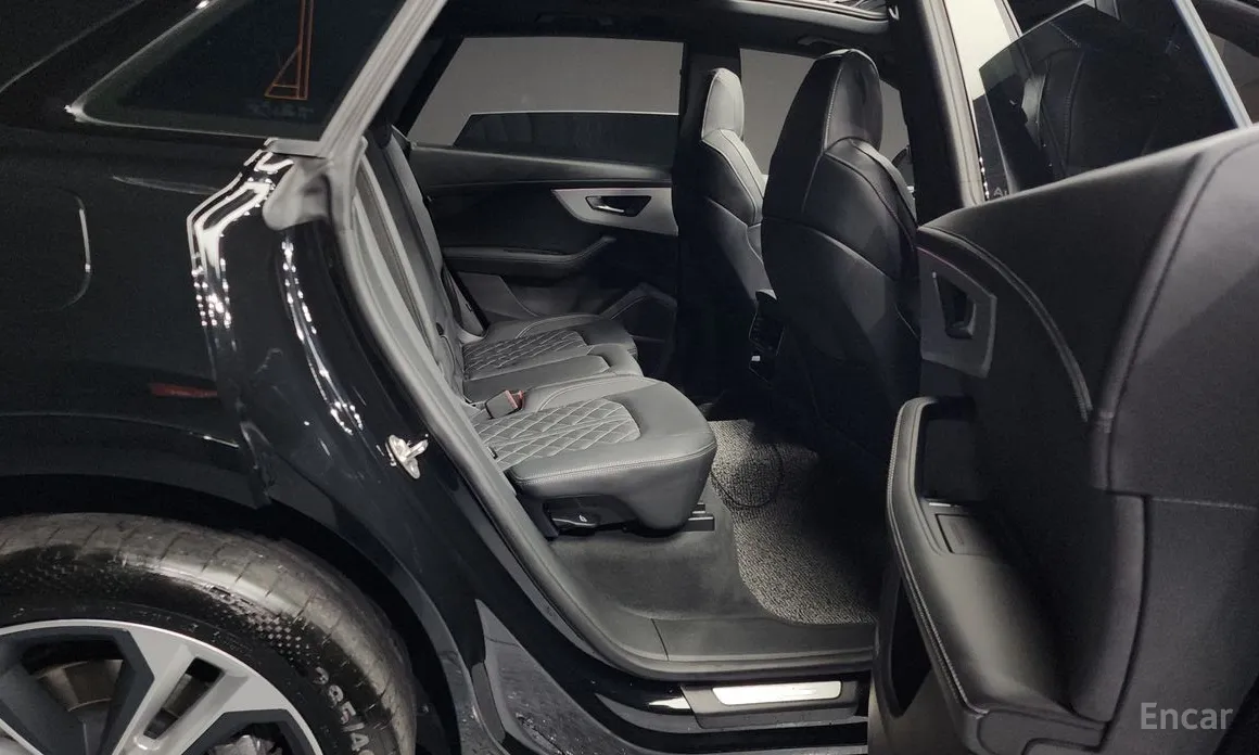 Фото 12 - Audi Q8