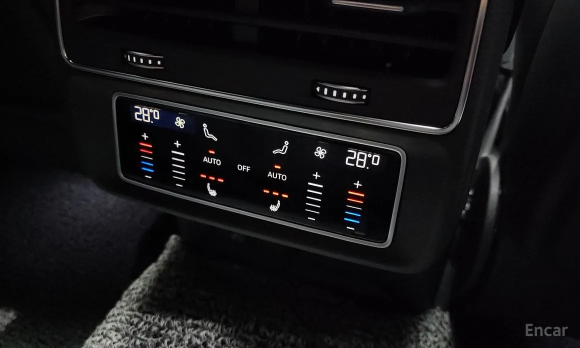 Фото 19 - Audi Q8