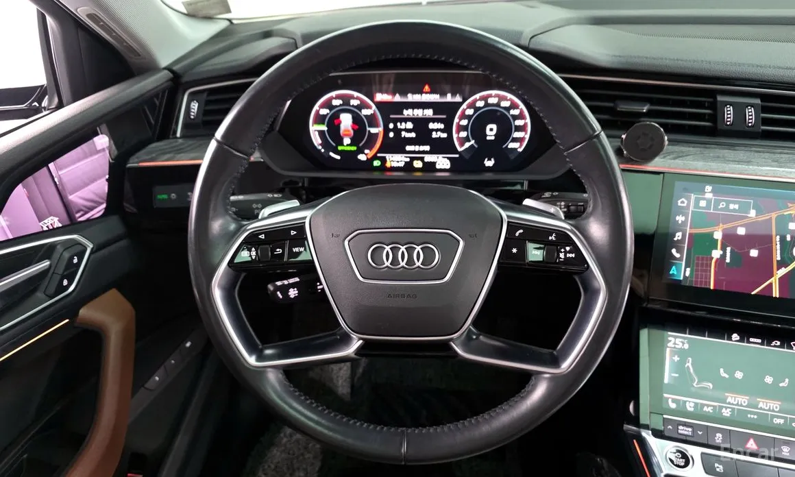 Фото 13 - Audi e-tron