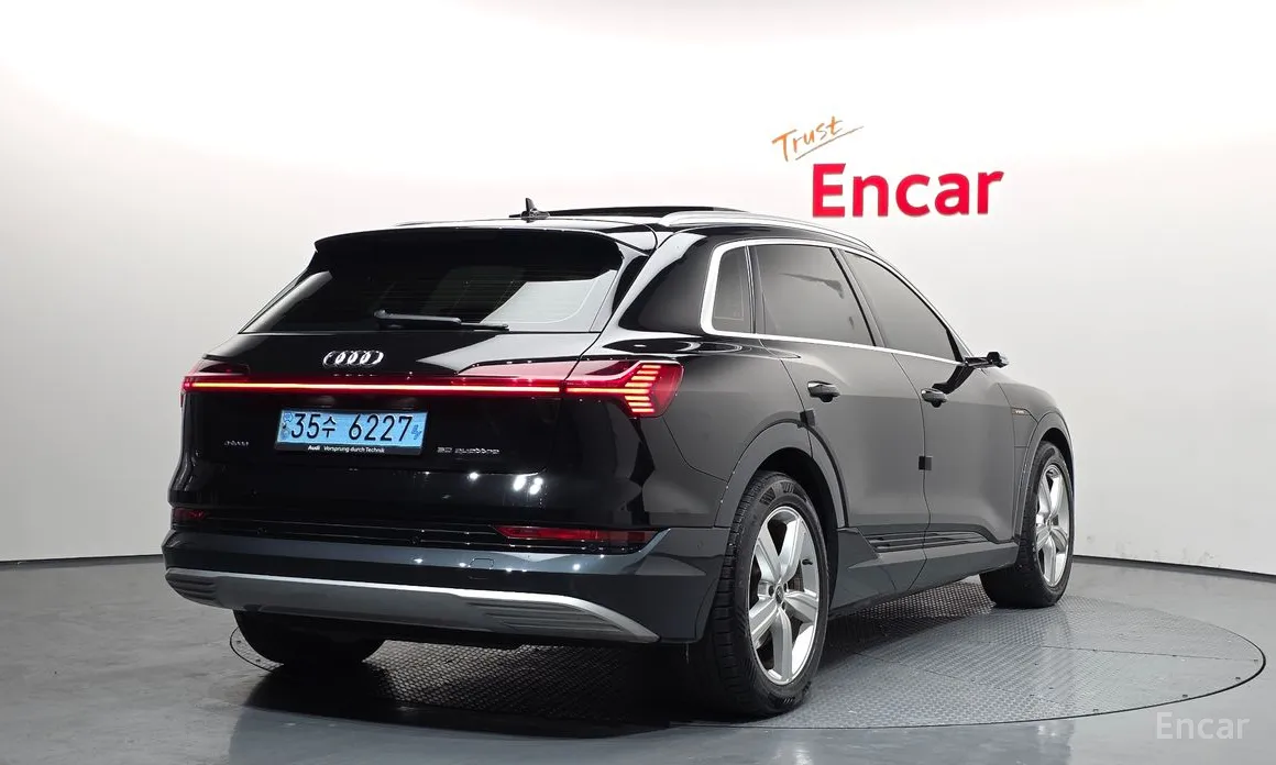 Фото 2 - Audi e-tron