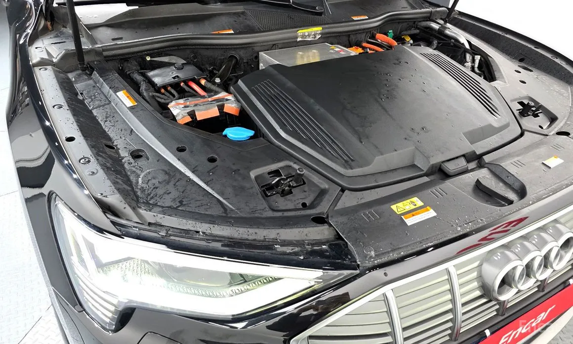 Фото 6 - Audi e-tron