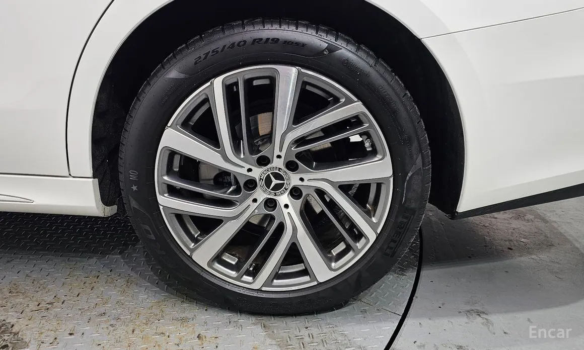 Фото 5 - Mercedes-Benz E-Class