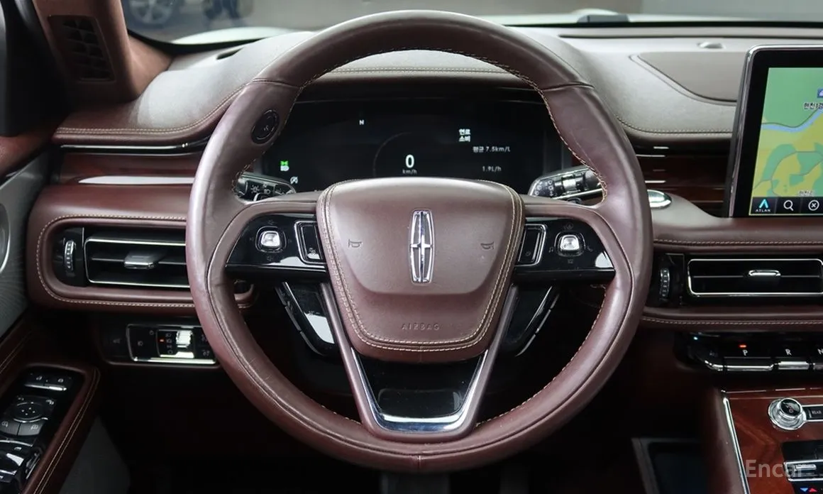 Фото 10 - Lincoln Aviator