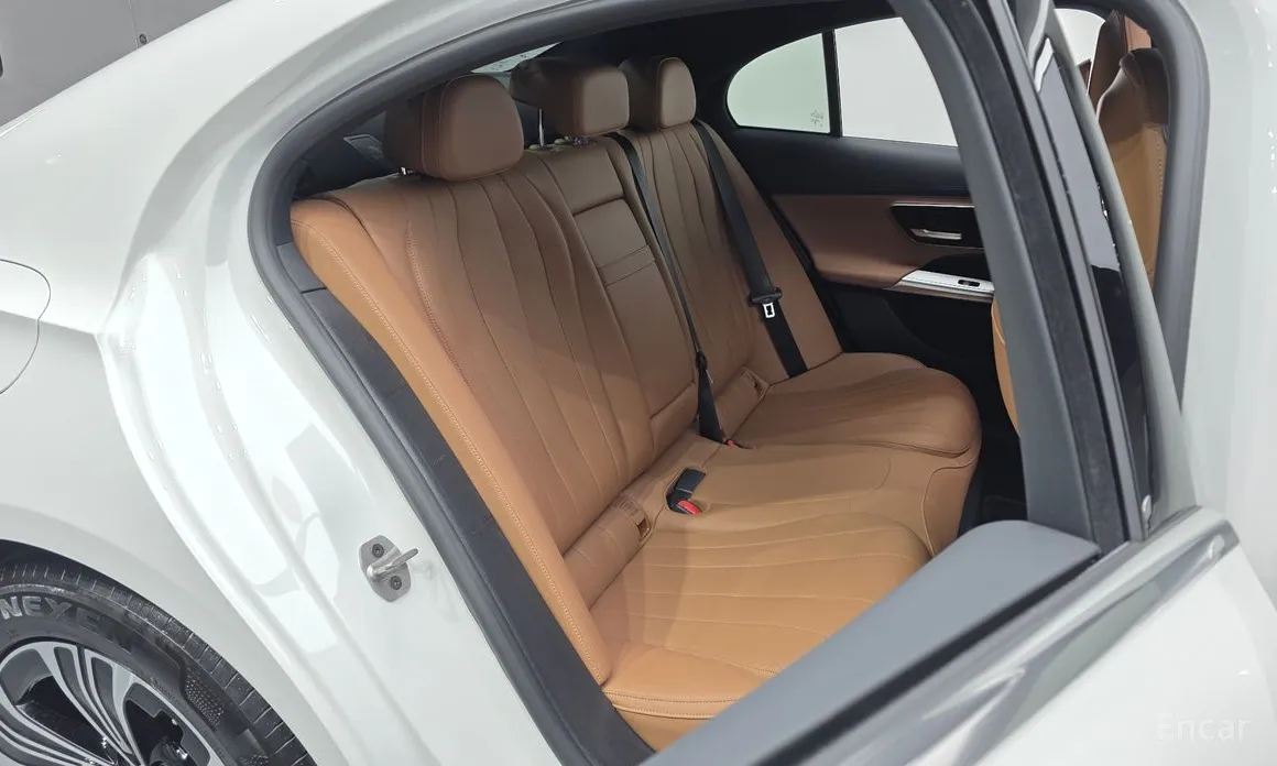 Фото 12 - Mercedes-Benz E-Class