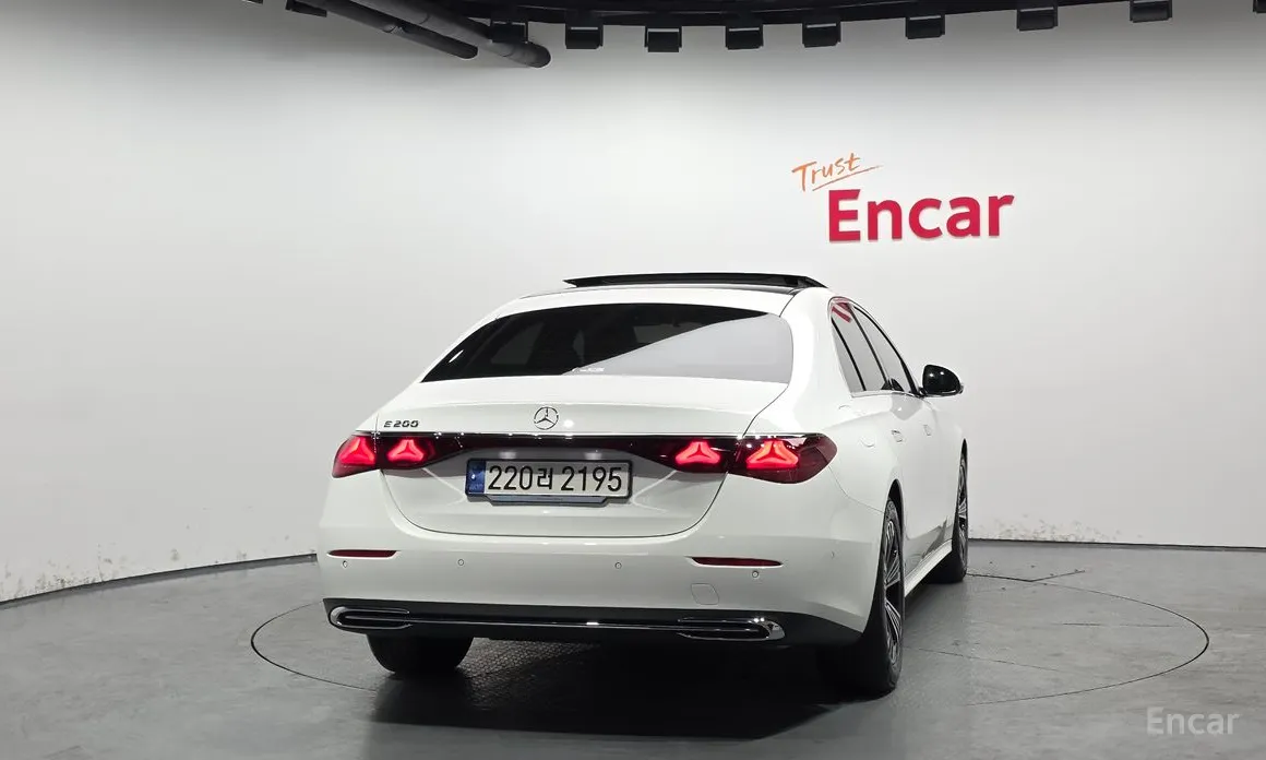 Фото 4 - Mercedes-Benz E-Class