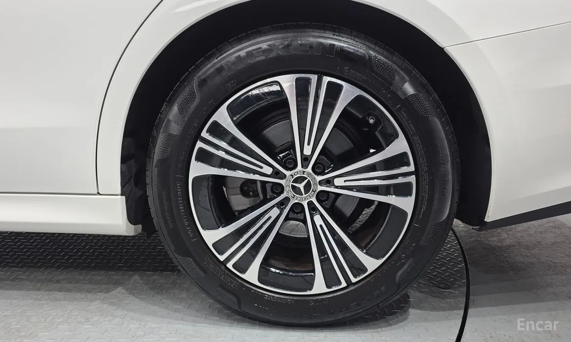 Фото 5 - Mercedes-Benz E-Class