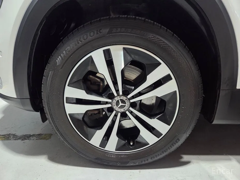 Photo 17 - Mercedes-Benz GLB-Class