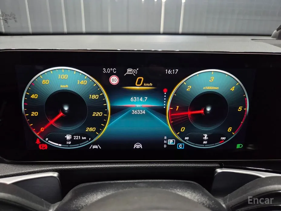 Photo 8 - Mercedes-Benz GLB-Class