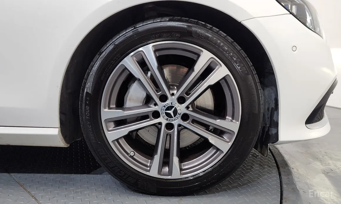 Фото 5 - Mercedes-Benz E-Class