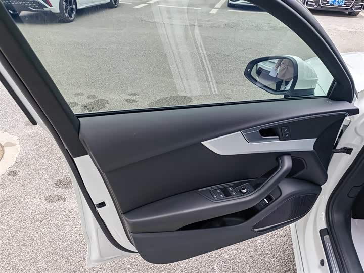 Фото 8 - Audi A4L