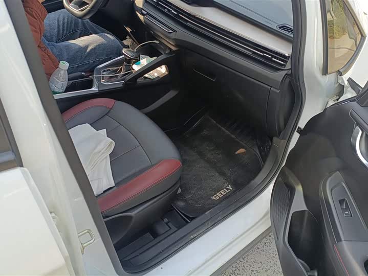 Фото 8 - Geely Vision X3