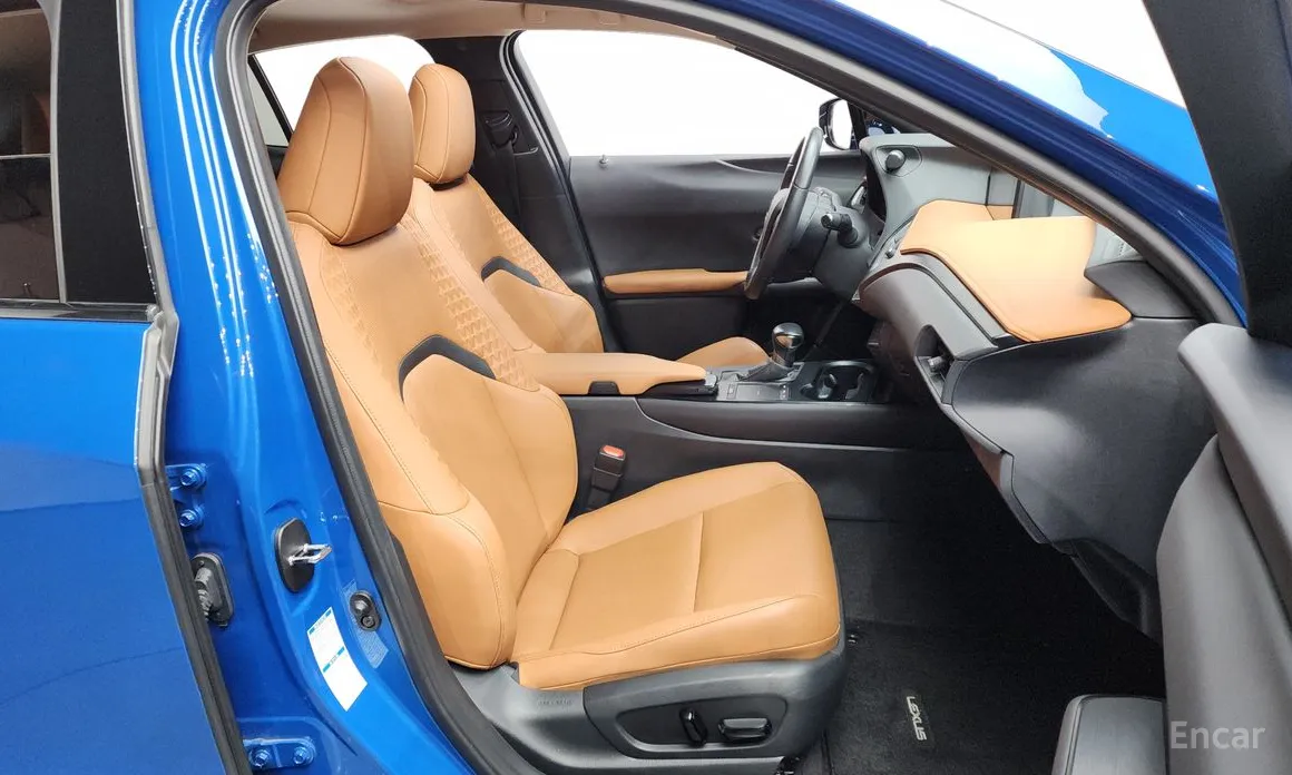 Фото 11 - Lexus UX