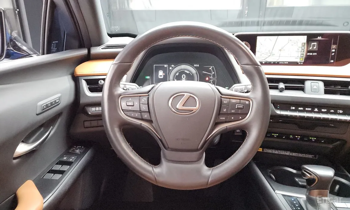 Фото 13 - Lexus UX