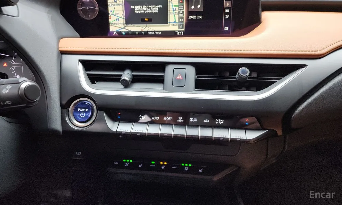 Фото 16 - Lexus UX