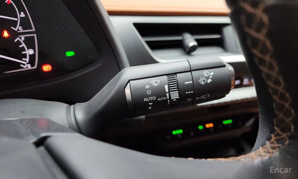 Фото 17 - Lexus UX